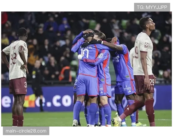 特写：老将拉卡泽特替补建功后指向看台家人庆祝