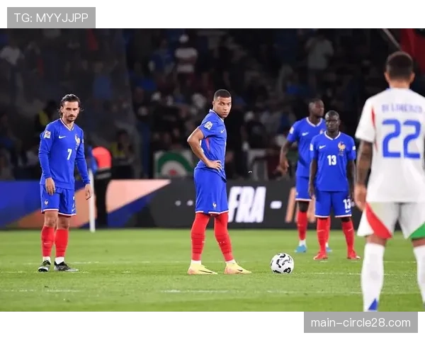 瞬间:姆巴佩后场断球,三人一脚传递完成闪电反击破门 瞬间:姆巴佩后场断球,三人一脚传递完成闪电反击破门